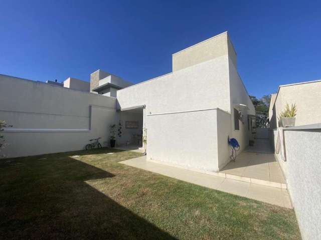 Casa para Venda em Bragança Paulista, Santa Helena, 3 dormitórios, 3 suítes, 5 banheiros, 2 vagas