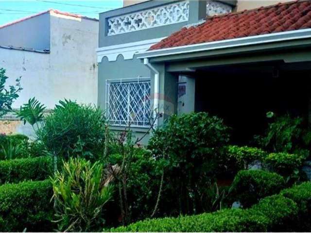 Casa Sobrado - Venda com 3 Quartos e 2 banheiros, Quintal, Garagem 5 Carros 193 m²