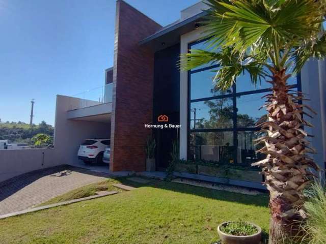 Casa semimobiliada com piscina muito bem localizada em Campo Bom - Venda