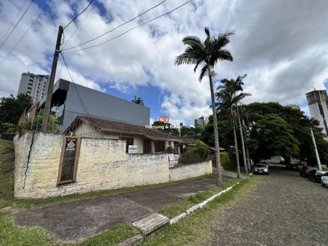 Casa de esquina à venda em Novo Hamburgo no bairro Jardim Mauá - a duas quadras da Av. Maurício Cardoso, excelente para quem quer investir em prédios comerciais na região.