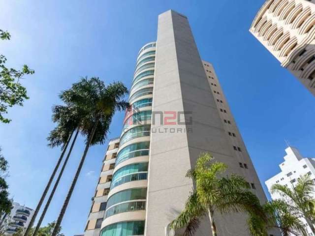 Vende-se apartamento em Moema com 3 suítes.