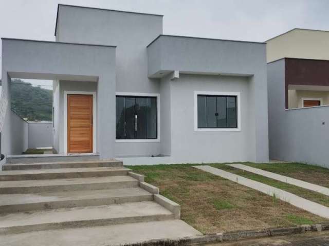 Casa em condomínio fechado com 2 quartos à venda na Estrada Henfil, 414, Pindobas, Maricá por R$ 385.000