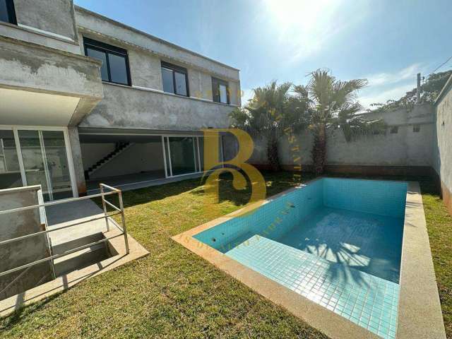 Casa moderna com espaçoso jardim e piscina, localizada no Campo Belo.