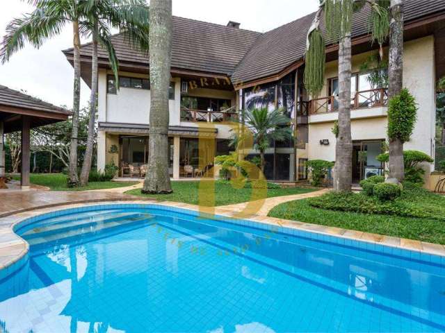 Casa espaçosa com piscina e jardim, localizada no bairro Cidade Jardim.