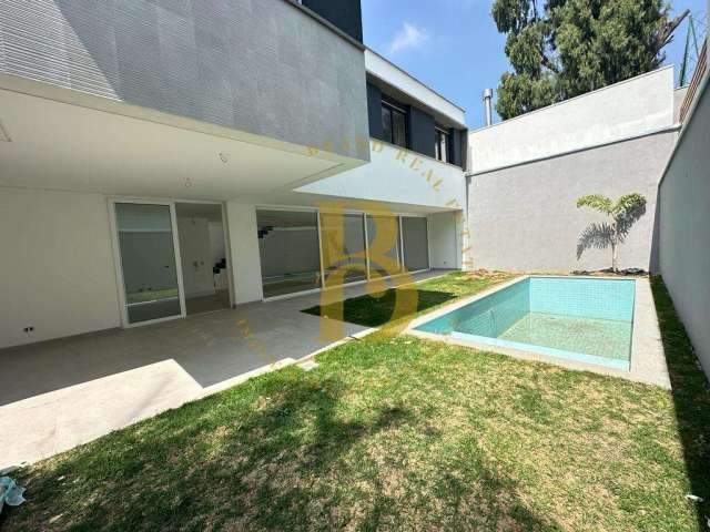 Linda casa em condomínio fechado, com piscina privativa, localizada Campo Belo.