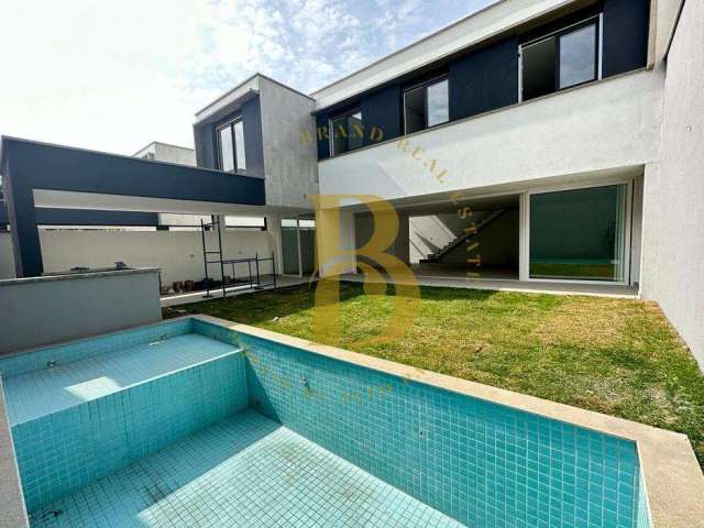 Linda casa em condomínio fechado, com piscina privativa, localizada Campo Belo.