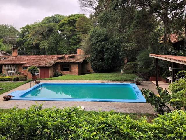 Casa em Cotia - Miolo Granja, 2.500m², térrea. Lazer piscina, gourmet + casa de hóspedes