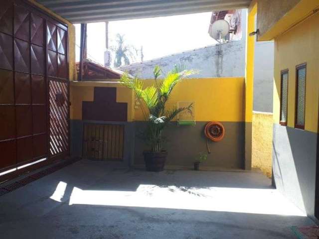 Casa espaçosa 500² contendo 2 dormitórios, 3 vagas de garagem, quintal com grama, edícula nos fundos com quarto, cozinha e banheiro, localizada à 1,3km da estação Dom Bosco, escriturada com construção