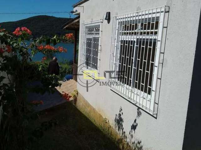 Casa de 2 dormitórios com amplo terreno a 150m da Praia na Enseada de Brito/Palhoça.