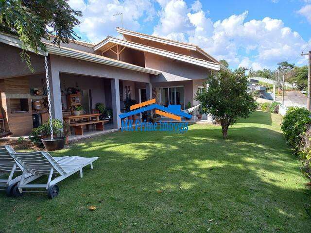 Casa em condonínio com 700m² sendo 3 suítes em Atibaia.