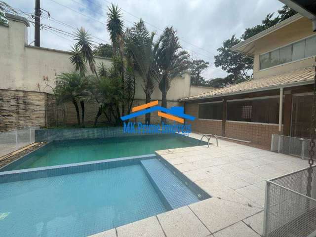 Casa em Condomínio -  5 Dormitórios sendo 3 Suítes - Piscina