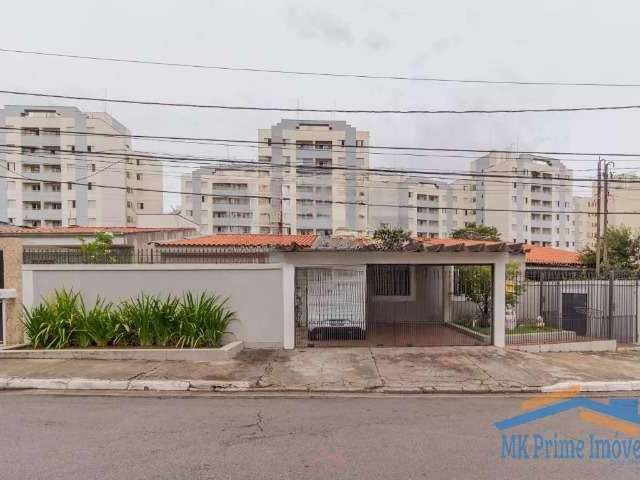 Ótima casa térrea com 3 dormitórios e 3 vagas de garagem.