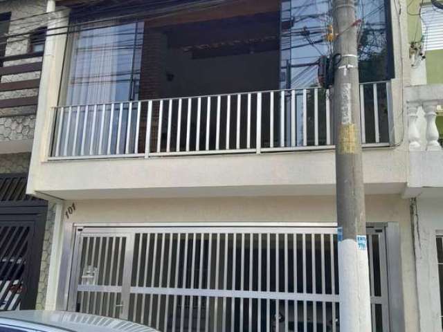 Excelente casa assobradada com 2 dormitórios, e 3 vagas de garagem.