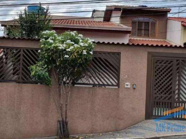 Excelente casa térrea com 2 dormitórios e 4 vagas de garagem.