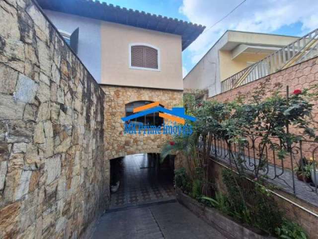 Casa com 3 dormitórios, sala espaçosa, 5 banheiros - Ayrosa