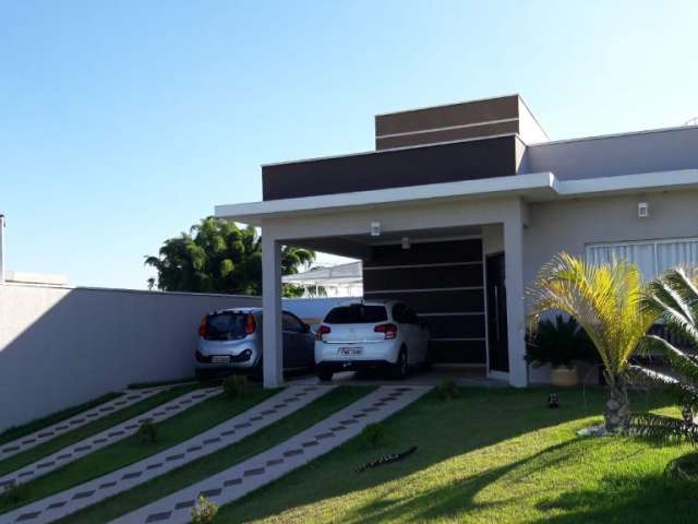 Linda Casa Térrea com 220m2 em Condomínio Fechado Solares Resort em  Boituva - SP.