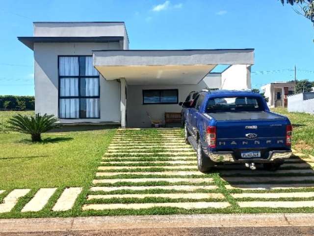 Linda Casa Térrea em Condomínio Fechado Solares Resort com 160m2  de Área Construída em  Boituva - SP.