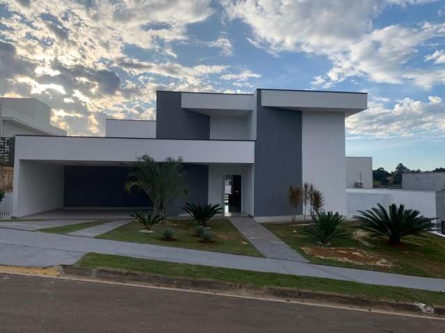 Linda Casa Térrea  Com 560m2 de Área Construída,  em Condomínio Fechado Portal dos Lagos com 1.000m2  de Terreno em  Boituva - SP.