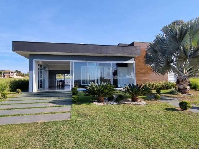 Linda Casa Térrea de 240m²  de área  Construída à venda no excelente Condomínio Fechado  Riviera  Santa Cristina- Paranapanema - SP.