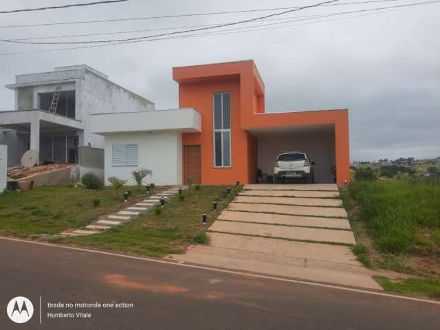 Linda Casa Térrea de 160m²  de área  Construída e Terreno de 420m2 à venda no excelente Condomínio Fechado  Riviera  Santa Cristina- Paranapanema - SP.