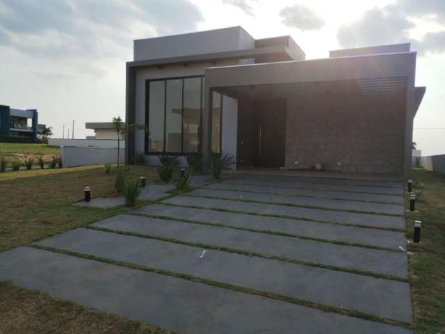 Linda Casa Térrea de 170m²  de área  Construída à venda no excelente Condomínio Fechado  Riviera  Santa Cristina- Paranapanema - SP.