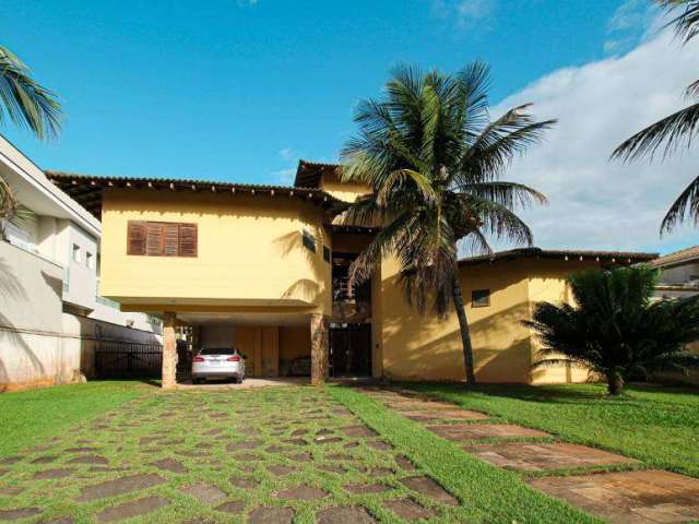 Casa de condomínio sobrado á venda tem 500m² com 05 Dormitórios.