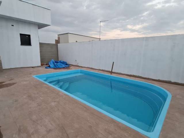 Linda Casa Térrea com 112m2, 03 Dormitórios sendo 01 Suíte, Piscina, Valor 698.Mil.