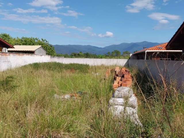 Òtimo terreno na Praia, todo murado.