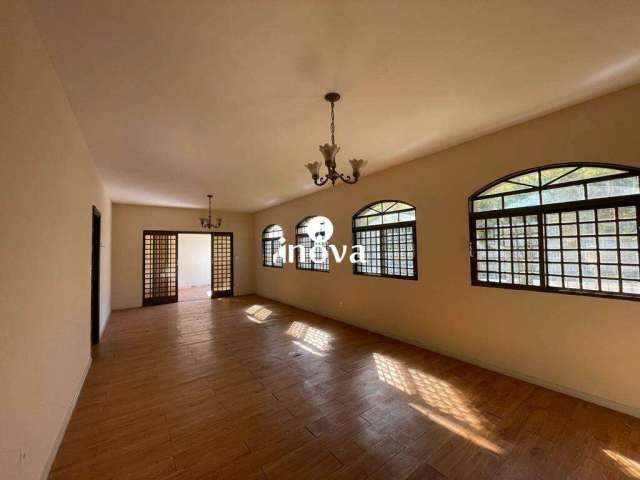 Casa à venda, 6 quartos, 2 suítes, 2 vagas, Vila Olímpica - Uberaba/MG