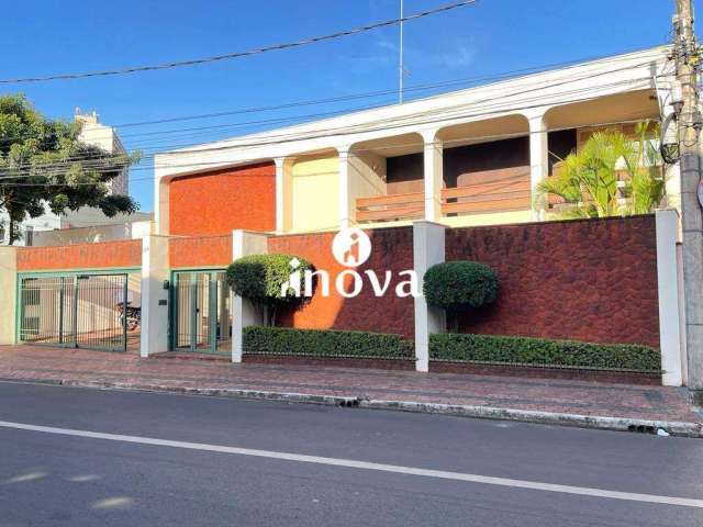 Casa à venda, 4 quartos, 2 suítes, 6 vagas, Centro - Uberaba/MG