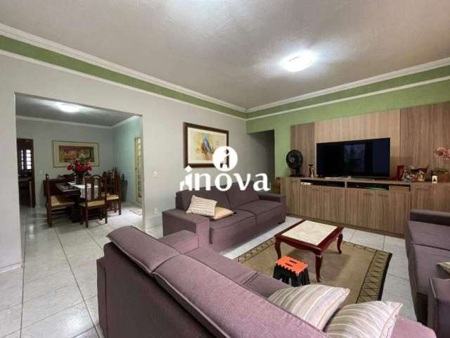 Casa à venda, 4 quartos, 3 suítes, 4 vagas, Fabrício - Uberaba/MG