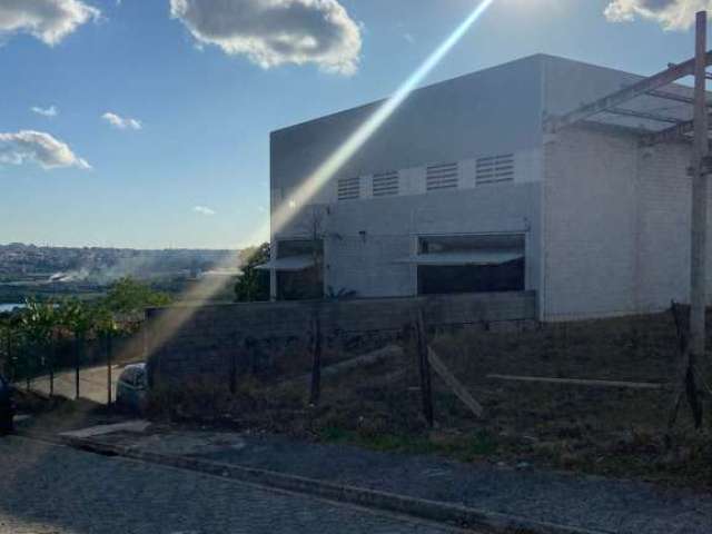 Vendo Terreno de 835 m2 com Pré moldado para barracão de 420m2 e 7m de pé direito.