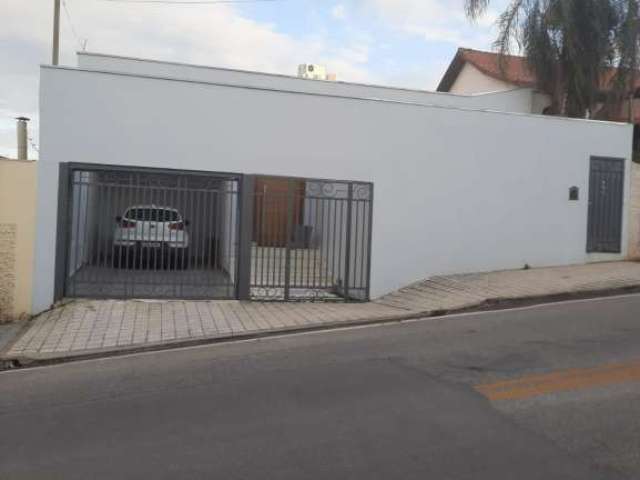 Linda casa à venda com 260M² com ótima localização.