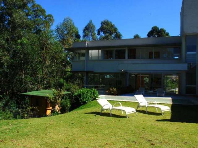 Casa sobrado localizada no Residencial Tamboré 1.