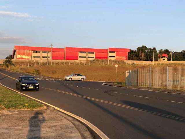 Galpão com área construída de 5.000 m² e terreno de 14.300 m² , todo murado.