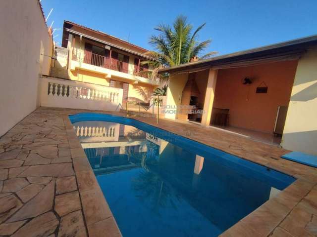 Casa à venda, com Piscina próximo ao Centro na Vila Maria em Botucatu-SP