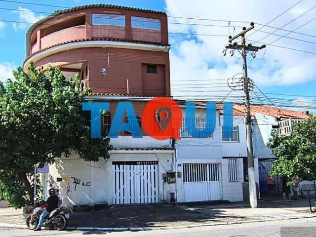 Casa triplex com 8 quartos, sendo 4 suítes no bairro Braga em Cabo Frio - RJ