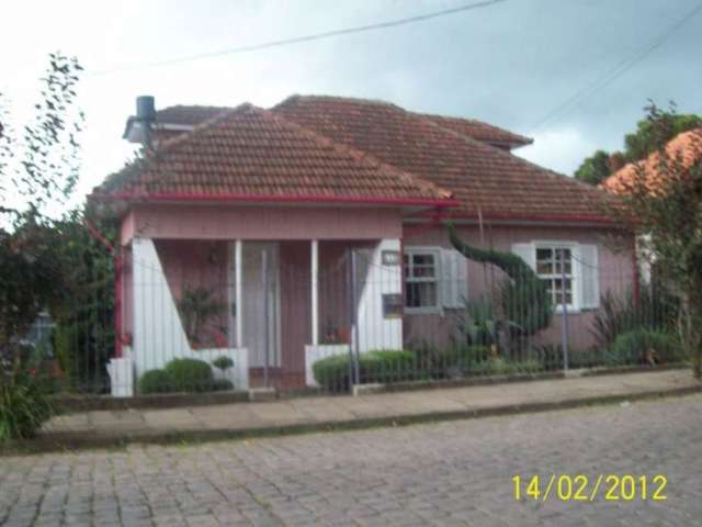 Casa em ótimo terreno com excelente potencial construtivo, Centro - Canela - CA0624.