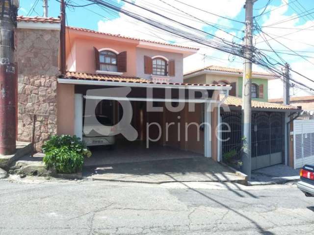 Sobrado com 3 dormitórios sendo 1 suíte à venda na Vila Gustavo!