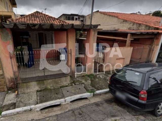 Terreno com 6 casas para renda à venda na Vila Ede!