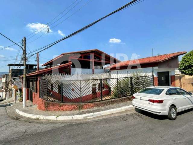 Casa Térrea com 3 dormitórios de 220m² à venda no Parque Casa De Pedra