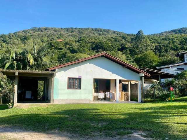 Casa à Venda em Garopaba-SC, Bairro Encantada: 2 Quartos, Amplo Terreno e Ótima Localização!