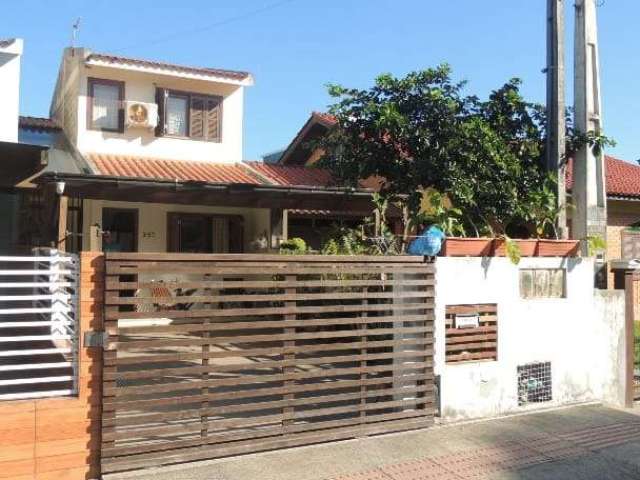 Encante-se com esta casa no Ambrósio, Garopaba-SC: conforto, praticidade e lazer!