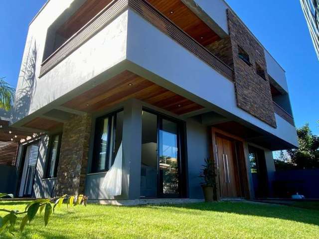 Casa de Alto Padrão em Garopaba-SC: 3 Suítes, 147m², Mobiliada, Próx. à Praia Central