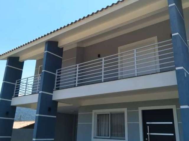 Casa de Alto Padrão em Garopaba-SC: 3 Dorms, Piscina, 275m², Próx. ao Centro e Praias