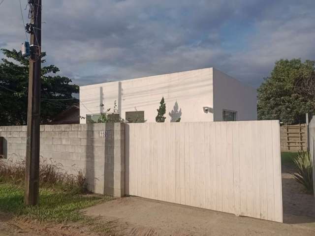 Casa robusta e bem localizada em Garopaba: ideal para quem ama natureza e conforto.