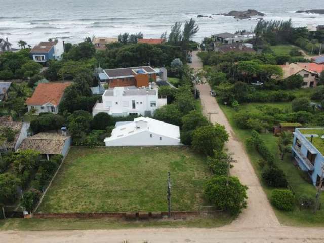 Terrenos de Sonho a 150m da Praia da Barra em Garopaba-SC: Construa seu Paraíso à Beira-Mar