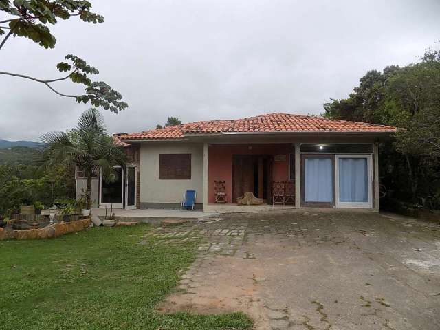 Imperdível! Casa Charmosa em Garopaba-SC com 3 Quartos, 2 Banheiros e Perto das Dunas!