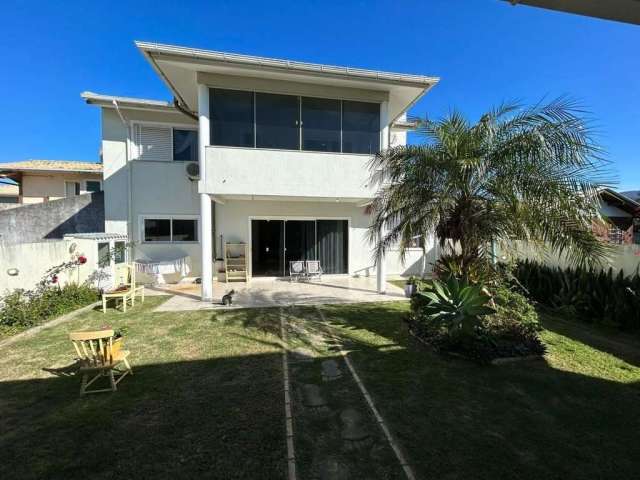 Casa Elegante em Ferraz, Garopaba-SC: 300m², Vista para o Mar e Edícula Completa!