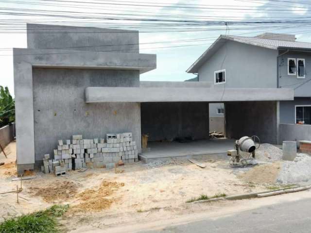 Linda Casa à Venda em Campo Duna, Garopaba-SC: Conforto, Segurança e Lazer!